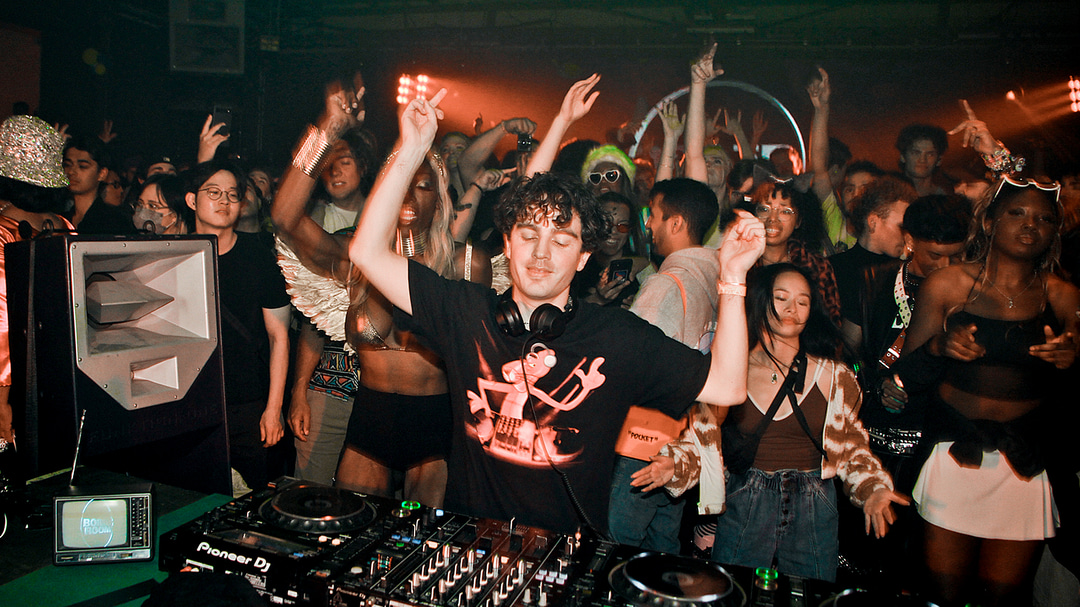 Photo of set Adam Kraft.