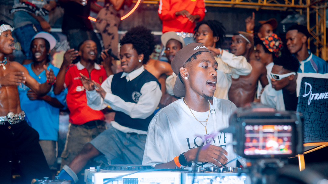 Photo of set DJ Travella.