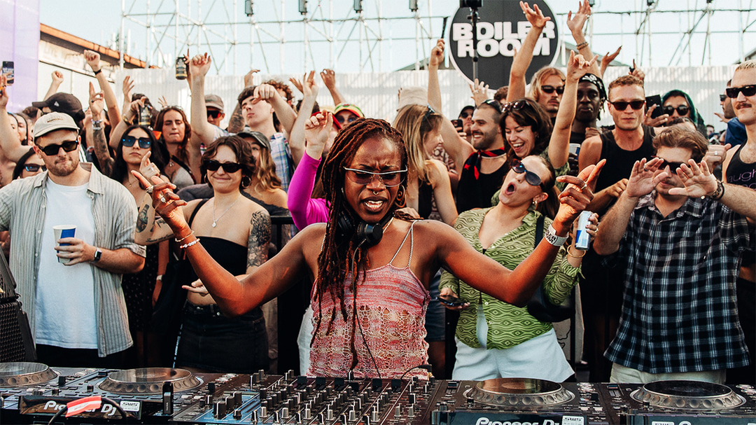 Photo of set Gabrielle Kwarteng.