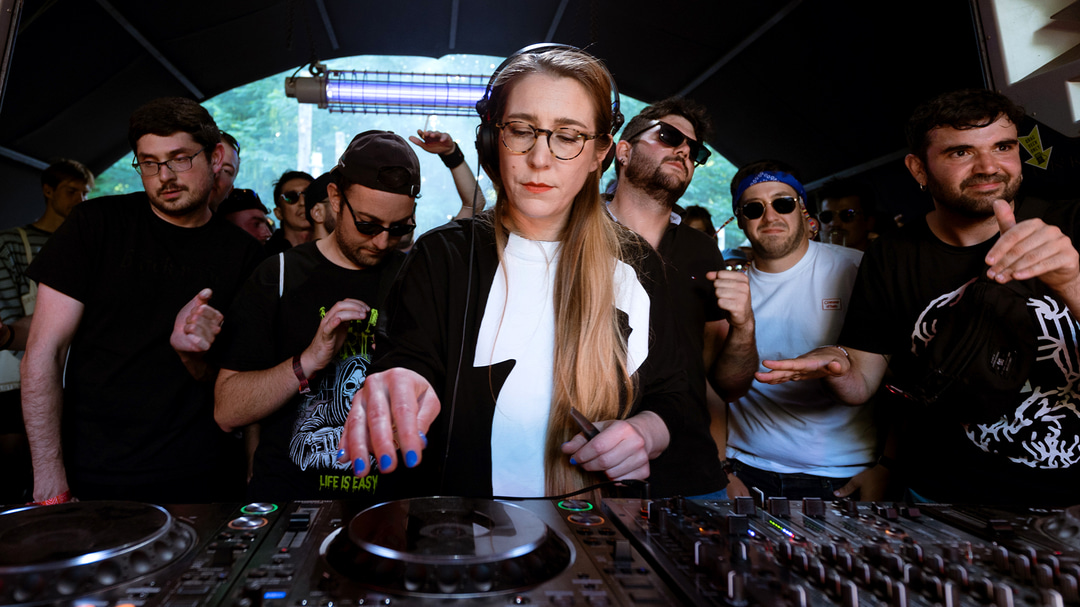 Photo of set Lena Willikens.