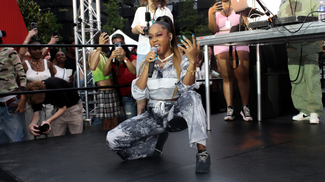 Photo of set Maureen.