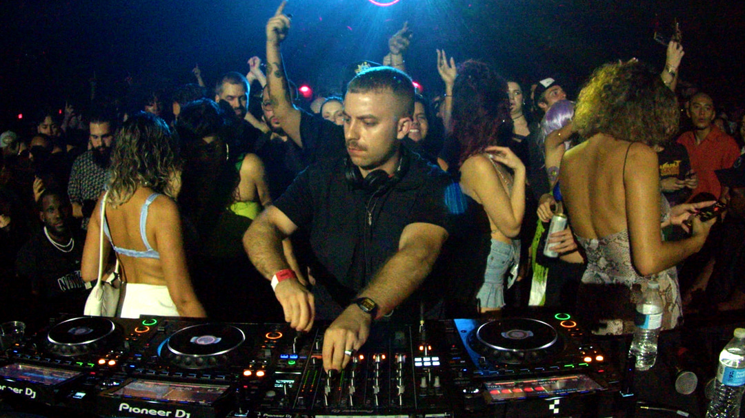 Photo of set Merca Bae.