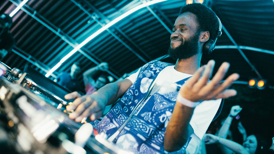 Photo of set Ngoni Egan.