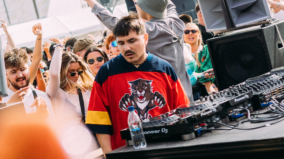 Photo of set Nick León.