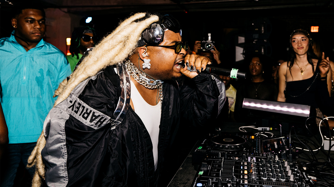 Photo of set Ocean Kelly.