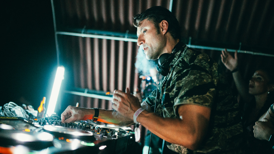 Photo of set Ryan Elliott.