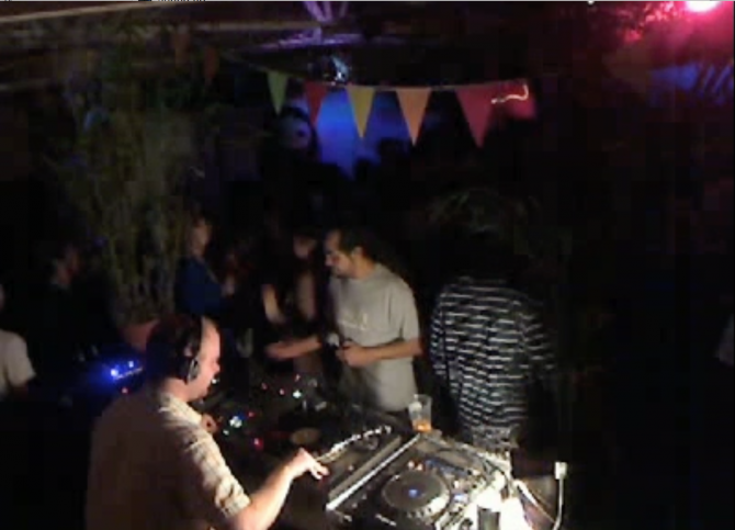 Photo of set Hugo Mendez.