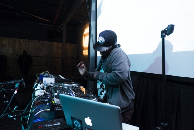 Photo of set Themba Lunacy.