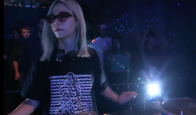 Photo of set Lisachris.