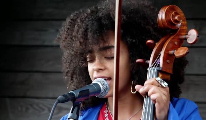 Photo of set Kelsey Lu.