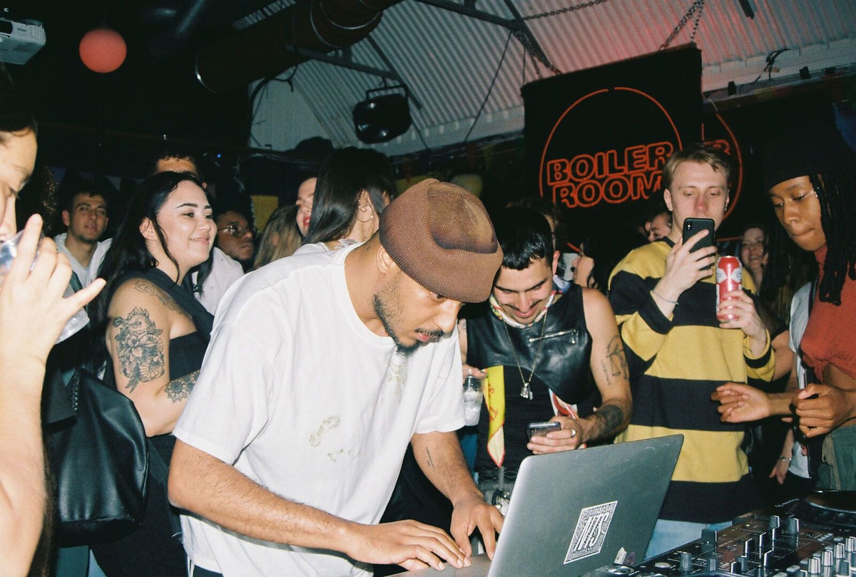 Photo of set Kelman Duran.