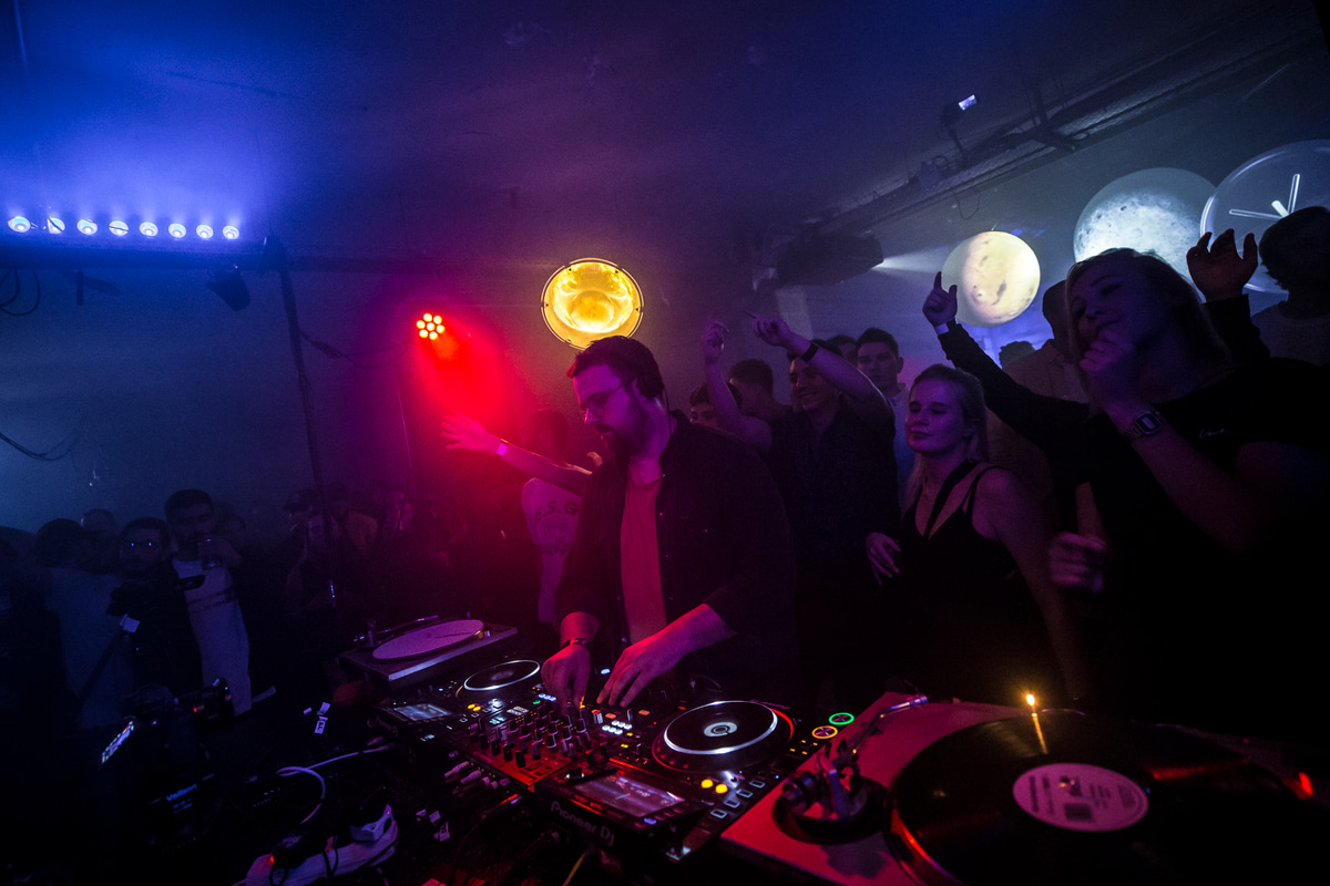 Photo of set sixsixsixties.