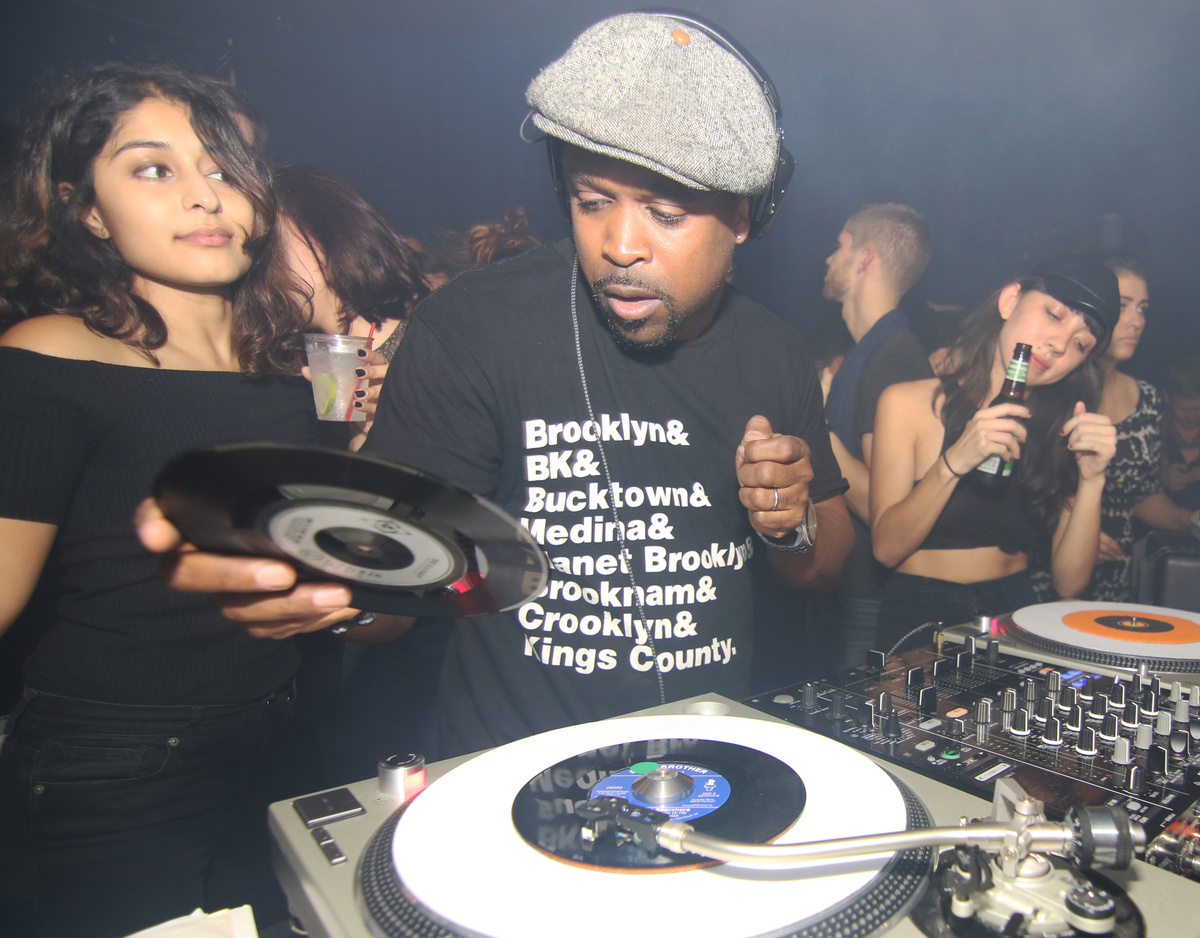 Photo of set DJ Spinna.