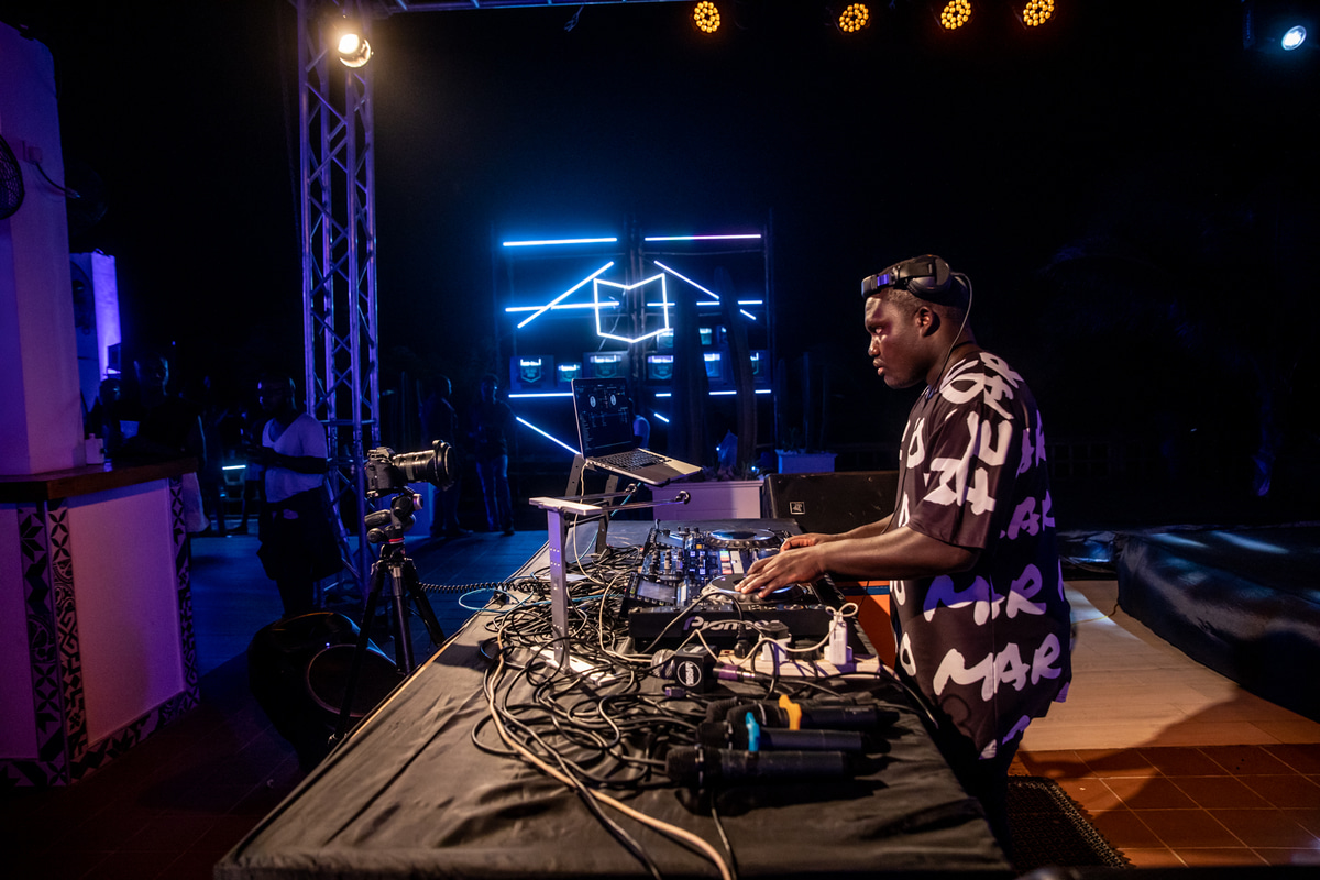 Photo of set DJ Sam.