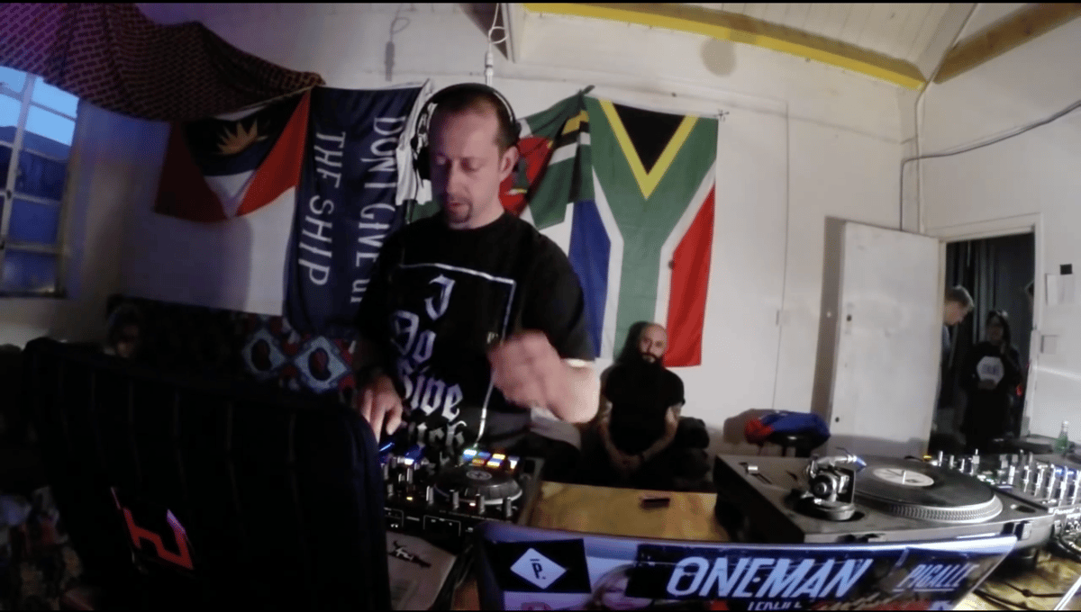 Photo of set Kode 9.