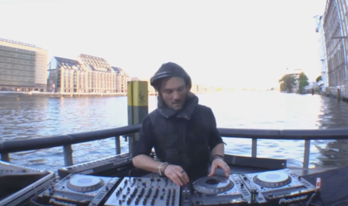 Photo of set M.A.N.D.Y..