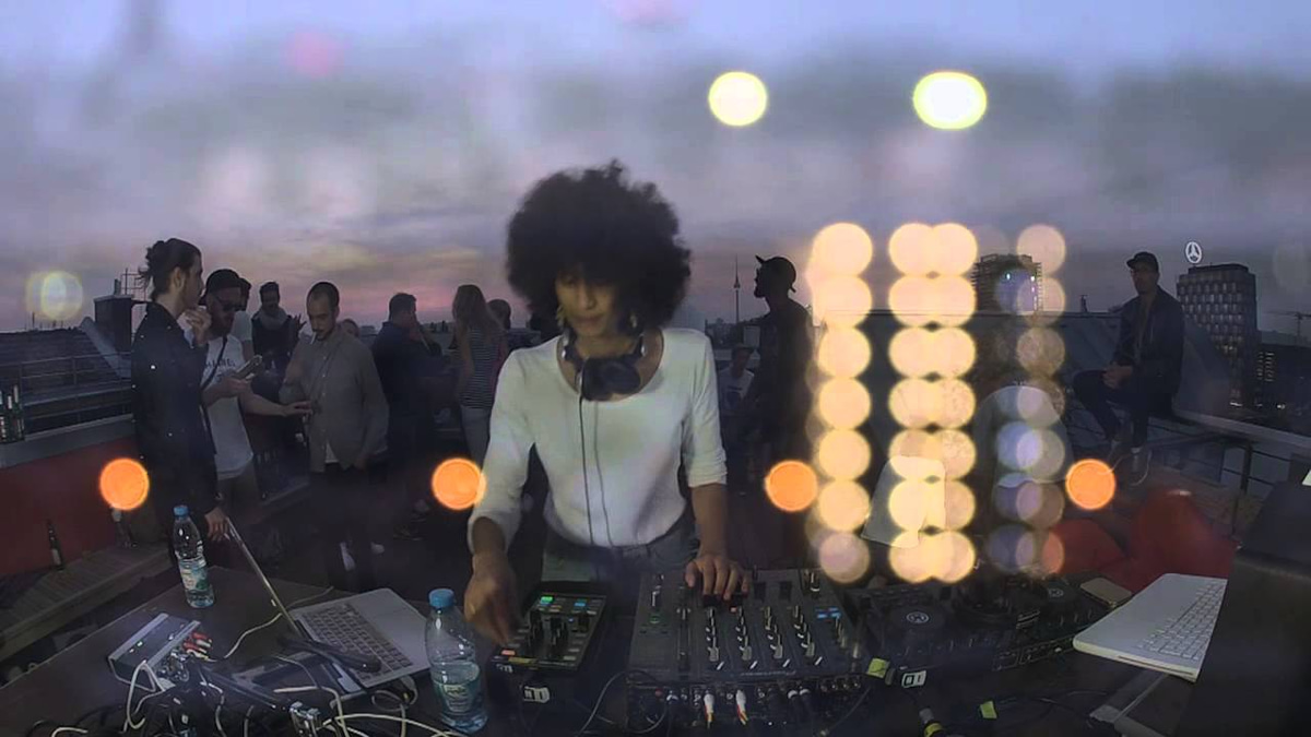 Photo of set Sarah Farina.