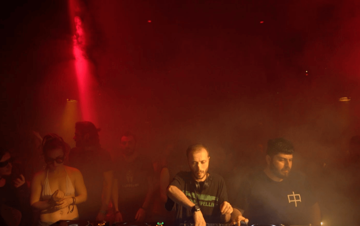 Photo of set Greenbeam and Leon.