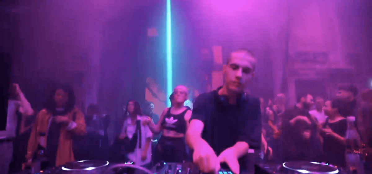 Photo of set Simon Kaiser.