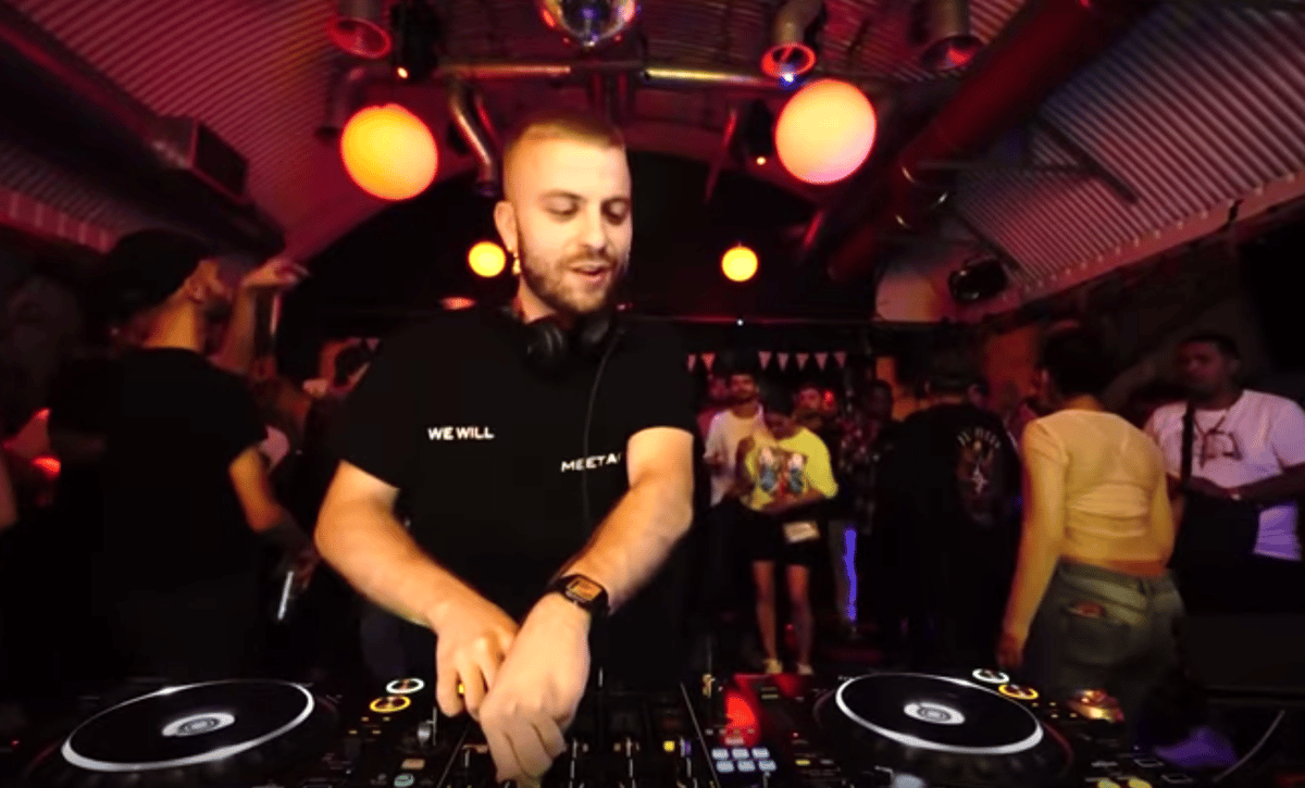 Photo of set Merca Bae.