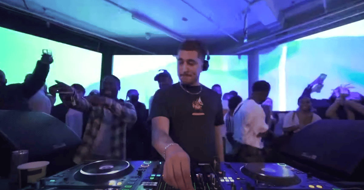 Photo of set JD. Reid.