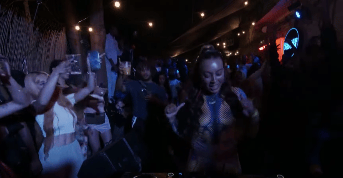 Photo of set Izzy Bossy.