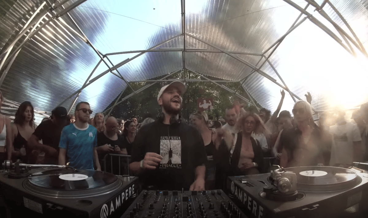 Photo of set Zephyr.