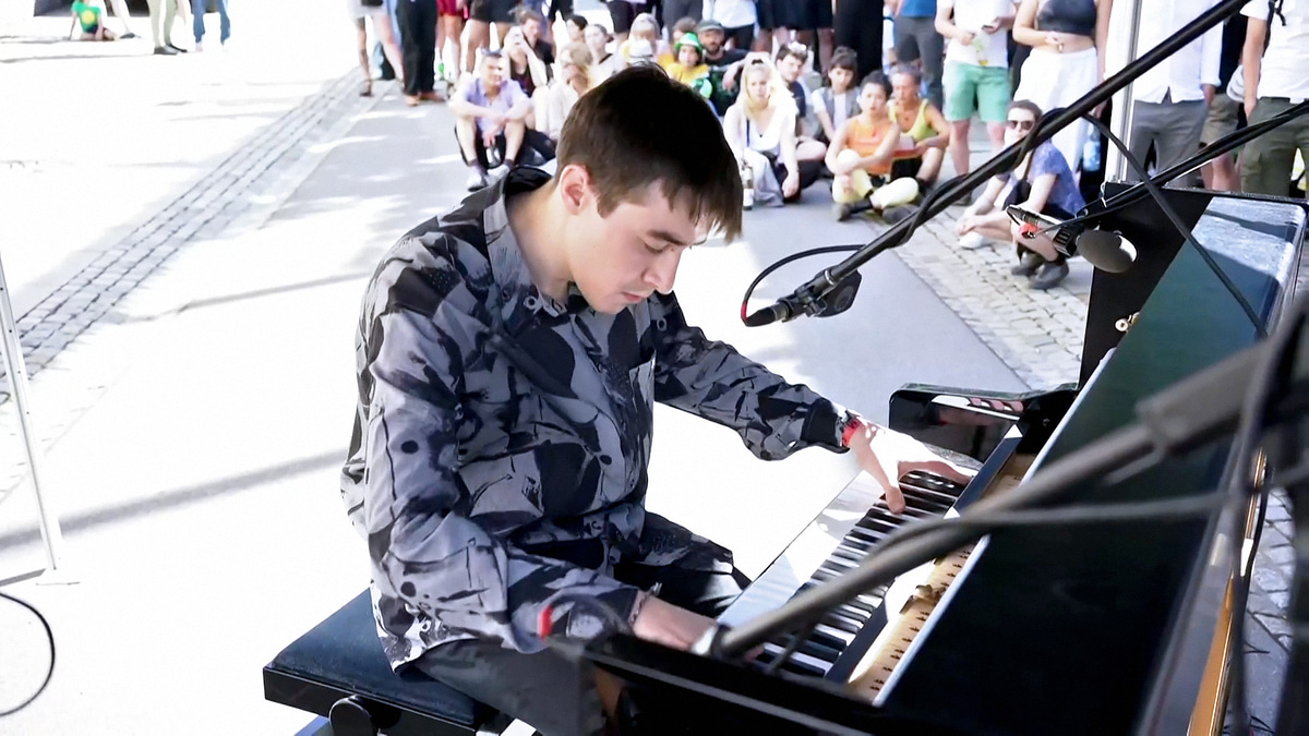 Photo of set Béla Bender (live).