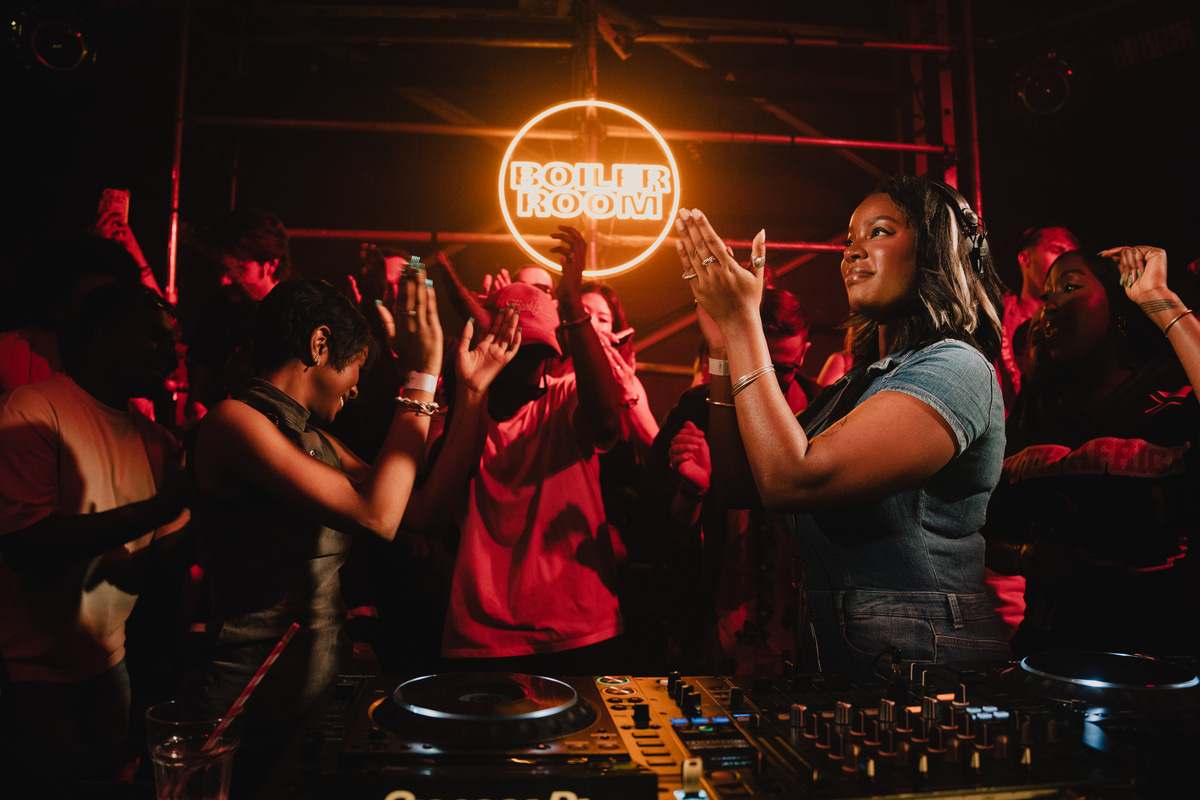 Photo of set Nicky Summers & Captain Lulaz.