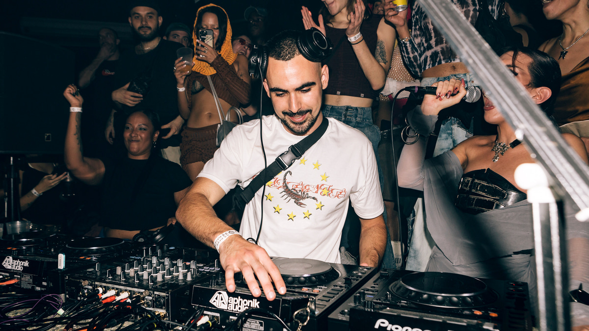 Photo of set Engalanan.