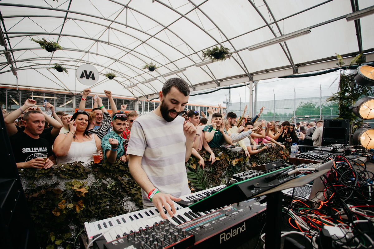 Photo of set R Kitt Live.