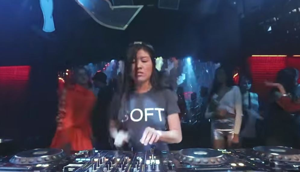 Photo of set Jennifer Loveless.