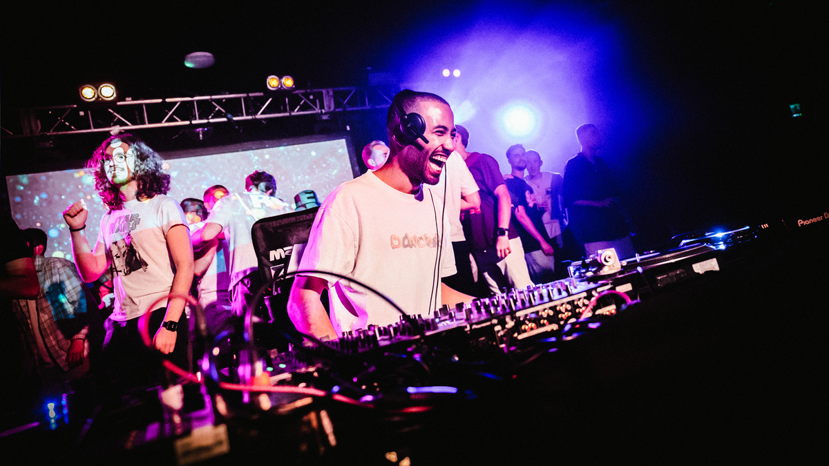 Photo of set Matthew Neequaye.