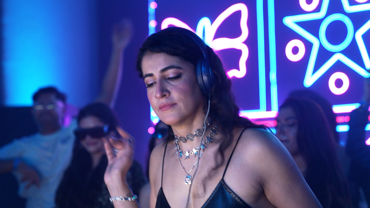 Photo of set Sara K.