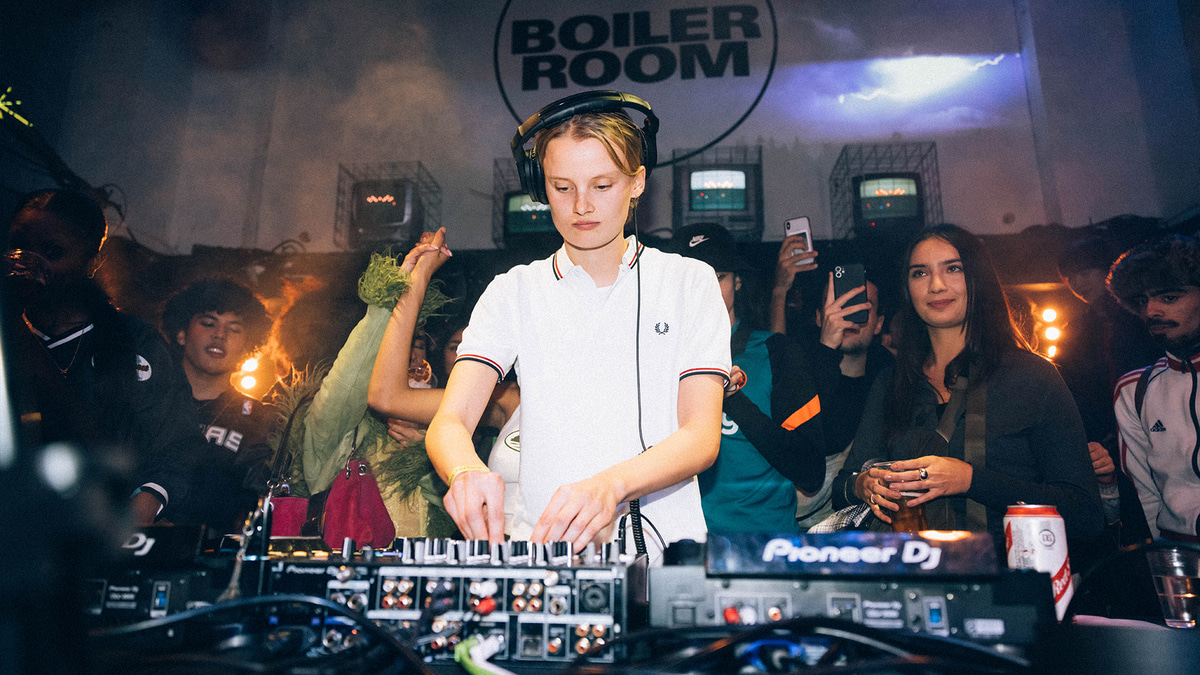 Photo of set Saunders.