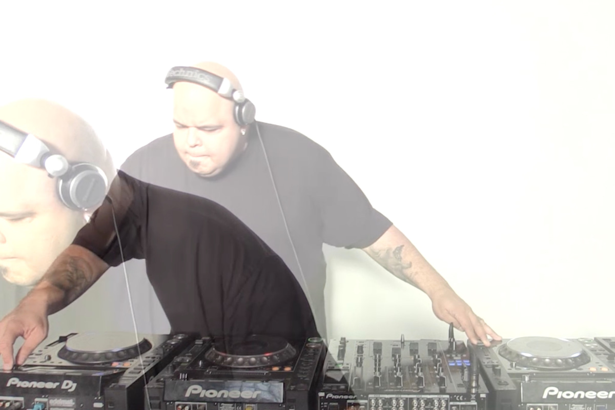 Photo of set DJ Sneak.