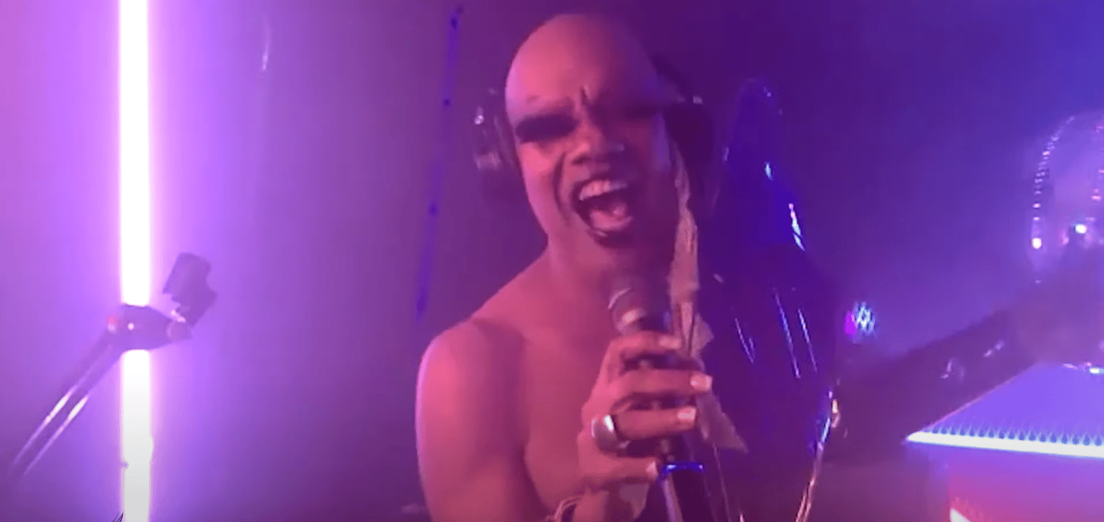 Photo of set Kevin Aviance.